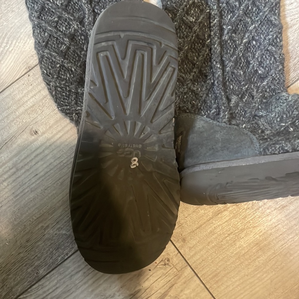 UGGS - Picture 2 of 2